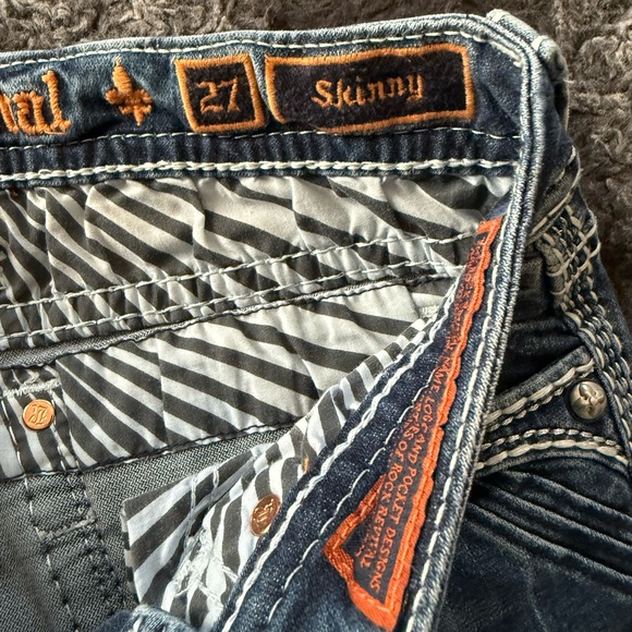 Two pairs of almost like new Rock Revival skinny jeans size 27 inseam 31. - Picture 4 of 9